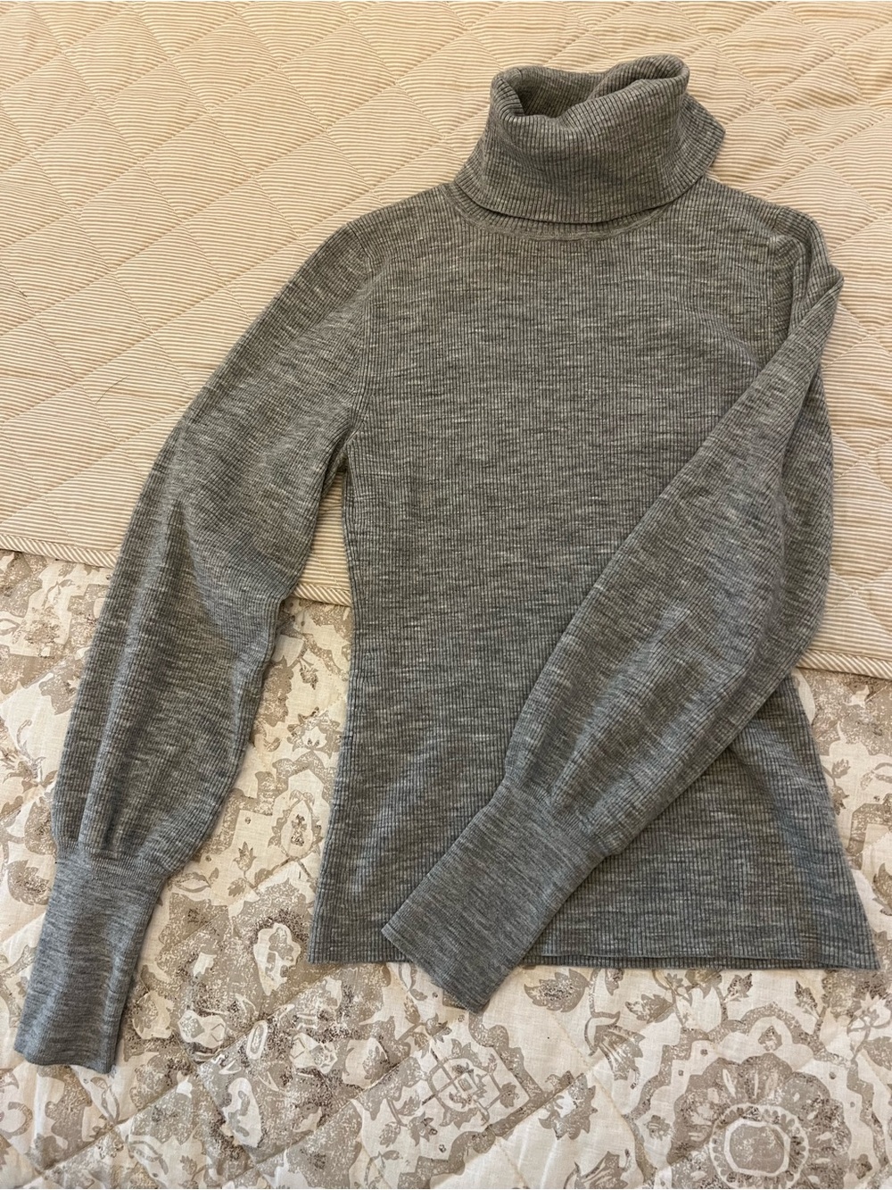 Wilfred Gray Ribbed Turtleneck Sweater